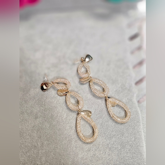 NWT Goldplated dropped earings - Picture 4 of 9